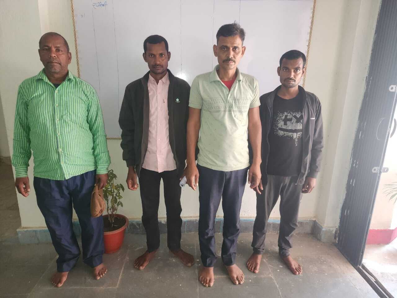 कुर्की के दौरान चार आरोपितों ने थाने में किया आत्मसमर्पण