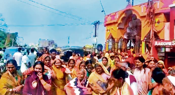 Gaya News : करेंट की चपेट में आने से किसान की मौत, मुआवजे के लिए सड़क जाम