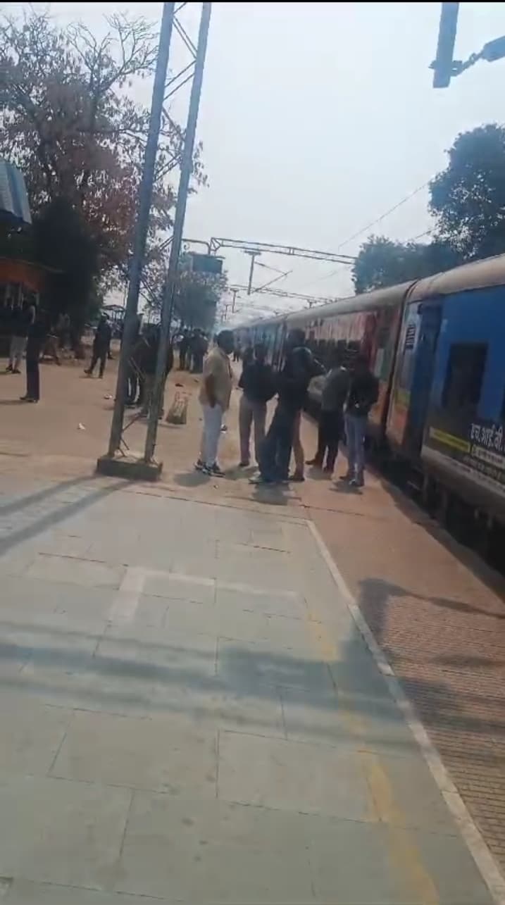 Gaya News : जनशताब्दी एक्सप्रेस का इंजन फेल, चार घंटे फंसी रही