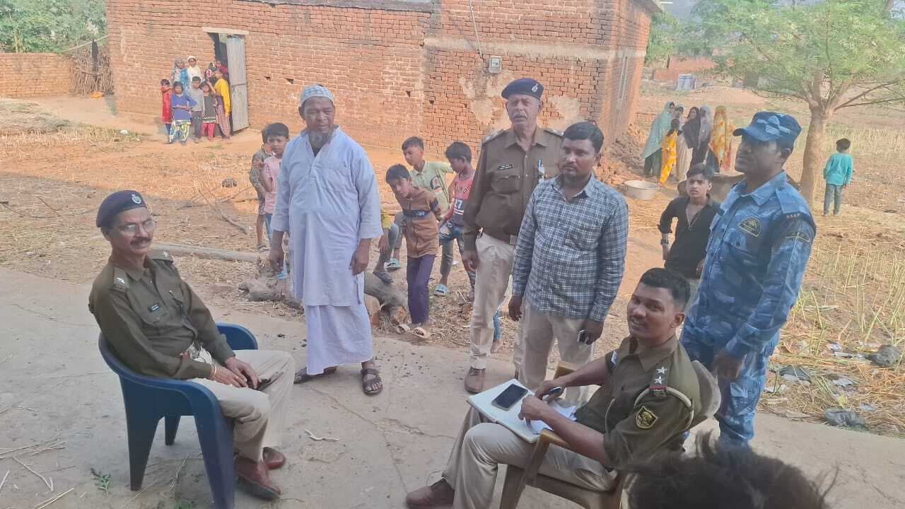बालियाडीह मामले में फरार आरोपियों के घर चिपकाया इश्तेहार