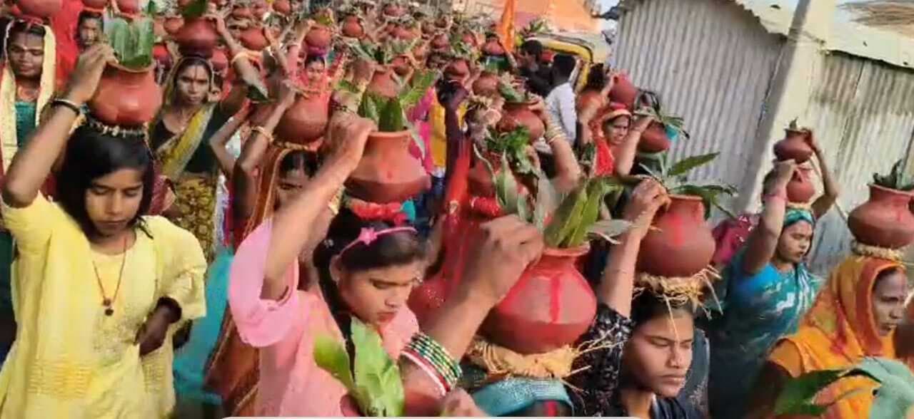 Bhagalpur News: भागवत कथा को लेकर निकली भव्य कलश शोभायात्रा