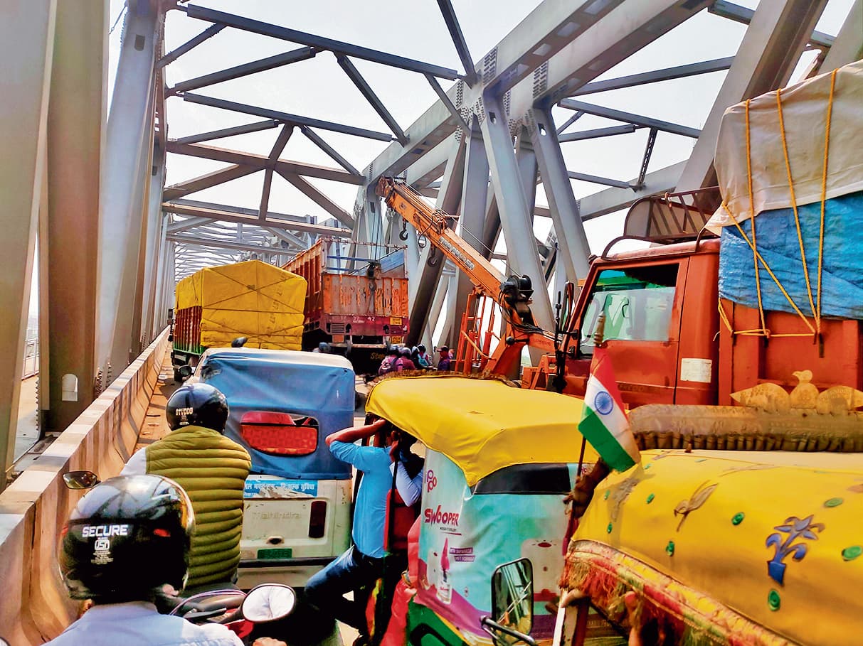 hajipur news. दो ट्रकों की टक्कर और तीन वाहन खराब होने से गांधी सेतु पर पांच घंटे तक भीषण जाम