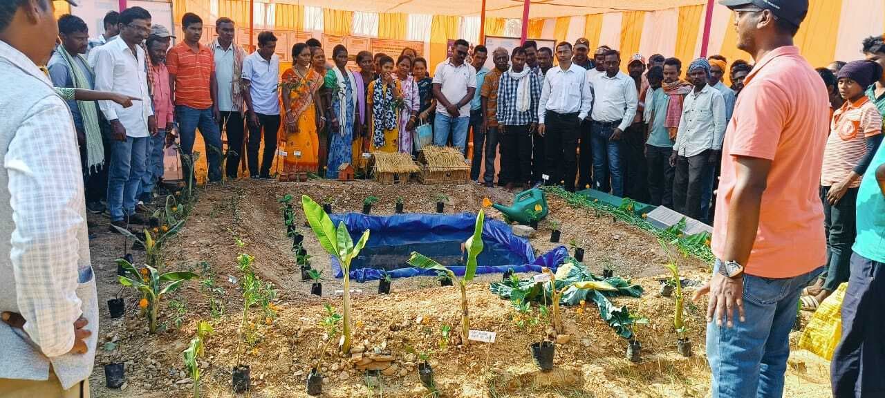 Chaibasa News : तालाब में मछली, झींगा व बत्तख पालन के साथ खेती कर आय बढ़ायें किसान