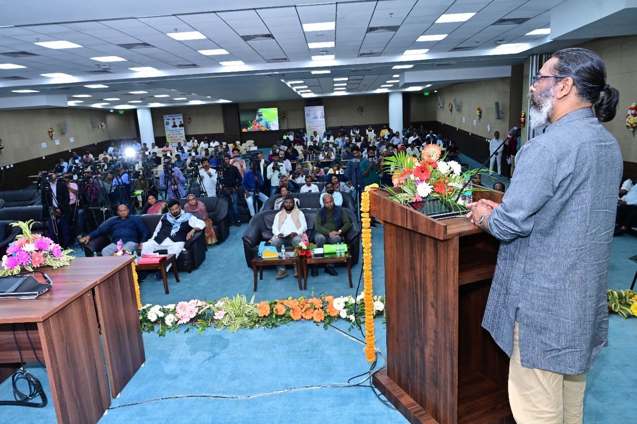 Ranchi News : लोकतंत्र के मंदिर में किसी धर्म, जाति या व्यक्ति के साथ भेदभाव नहीं होता : हेमंत