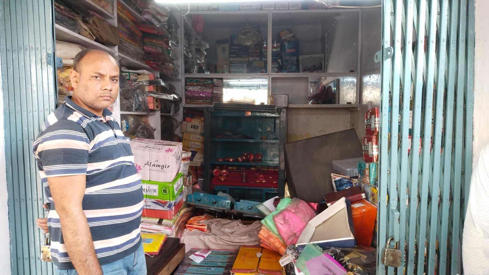 Dhanbad News  दो ज्वेलरी दुकान से नगदी समेत लाखों के गहने ले भागे चोर