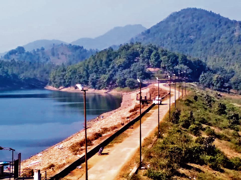 seraikela kharsawan news: लाखों खर्च के बाद नहीं जलती लाइटें, अंधेरे में डूबा पर्यटन स्थल