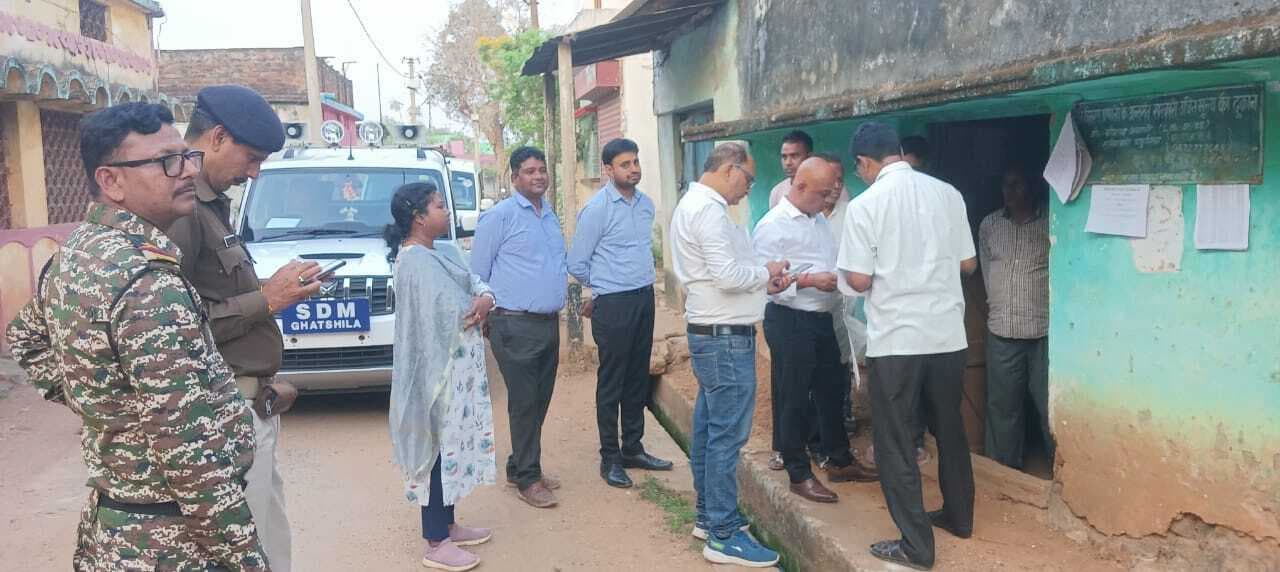 East Singhbhum News : चाकुलिया नगर पंचायत की पांच पीडीएस दुकानों का एसडीओ ने किया निरीक्षण, दुकान में बिजली व सूचना बोर्ड गायब, दुकानदार को फटकारा