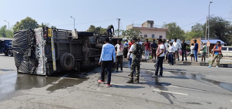 East Singhbhum News : एनएच पर टायर फटने से शराब लदा ट्रक पलटा, बोतलें टूटने से बही शराब, तीन घंटे जाम