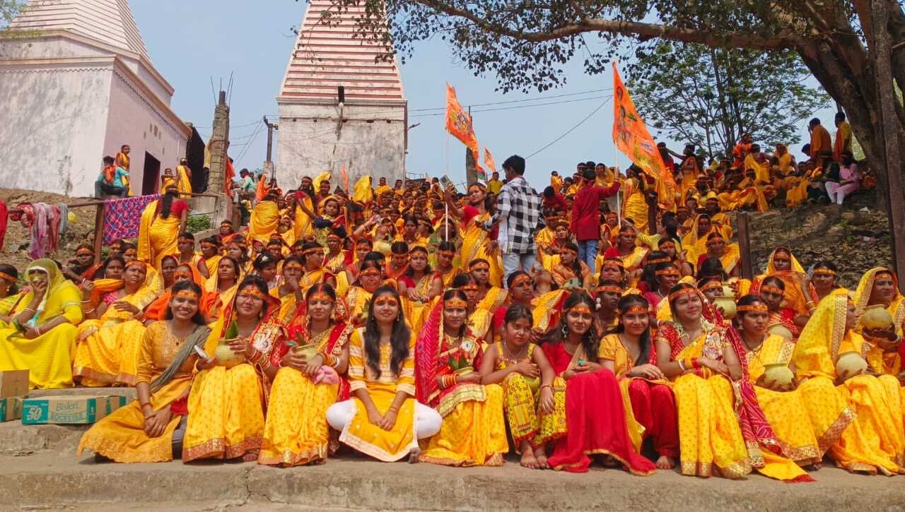 Dhanbad News : मारुति नंदन महायज्ञ को ले चासनाला बस्ती में निकली कलश यात्रा