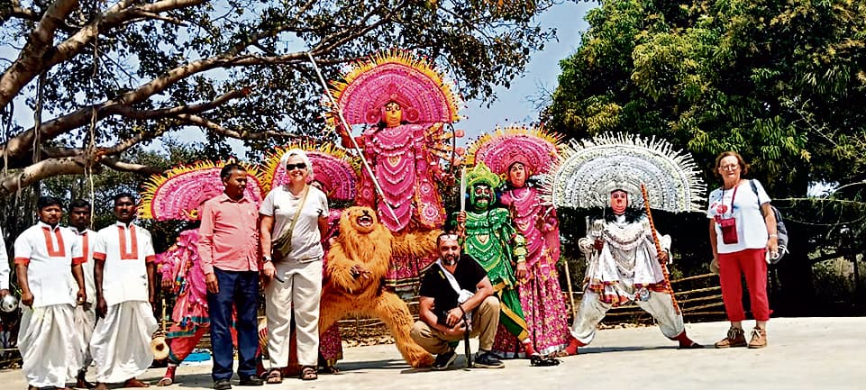 मानभूम शैली छऊ नृत्य के कायल हुए विदेशी मेहमान