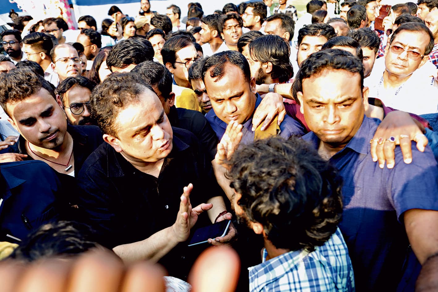 जेयू में शिक्षा मंत्री ब्रात्य बसु पर हमला, कार का शीशा तोड़ा, टीएमसीपी दफ्तर में आगजनी