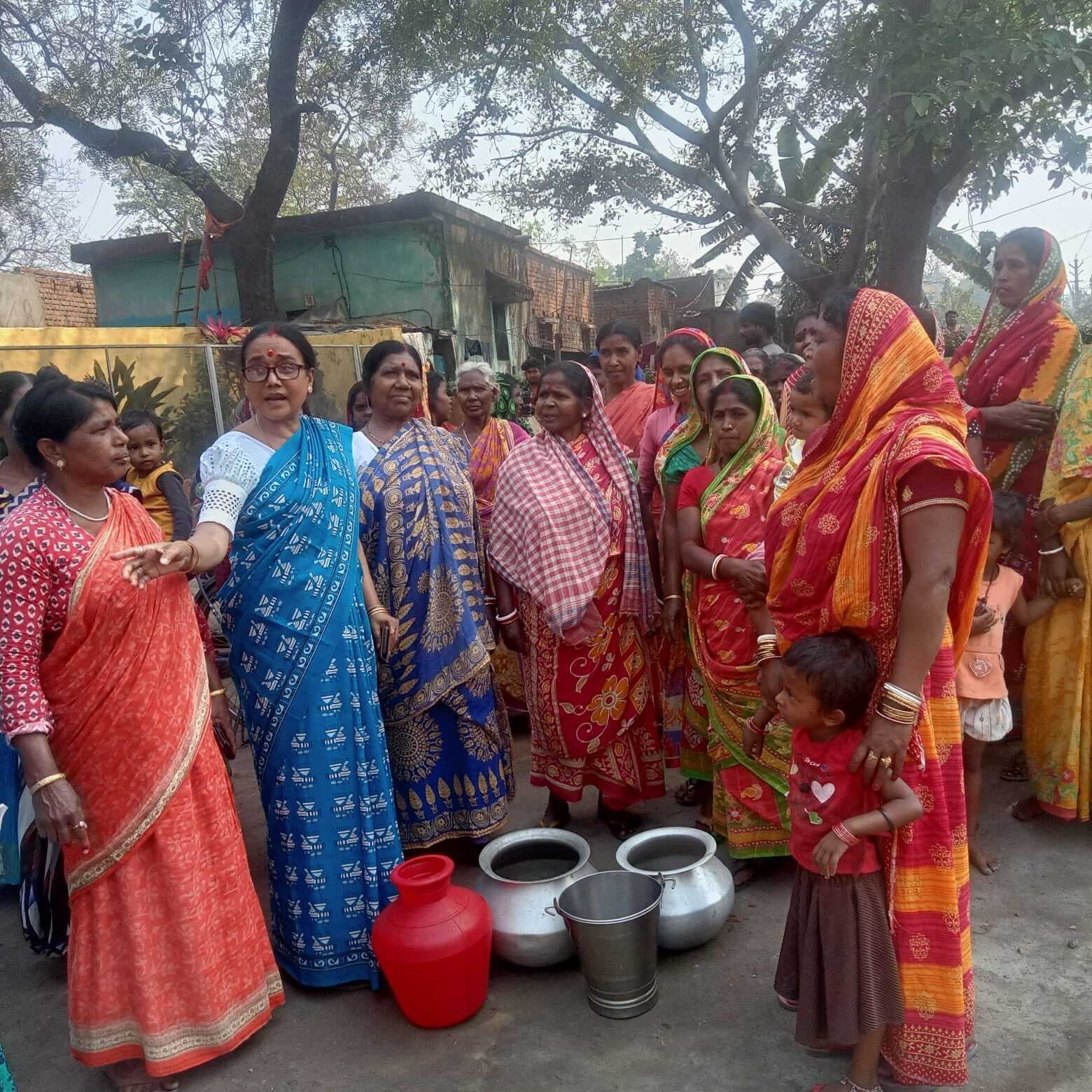 Dhanbad News: वॉल्व लगाने को लेकर दो मुखियाओं में तनातनी, हंगामा