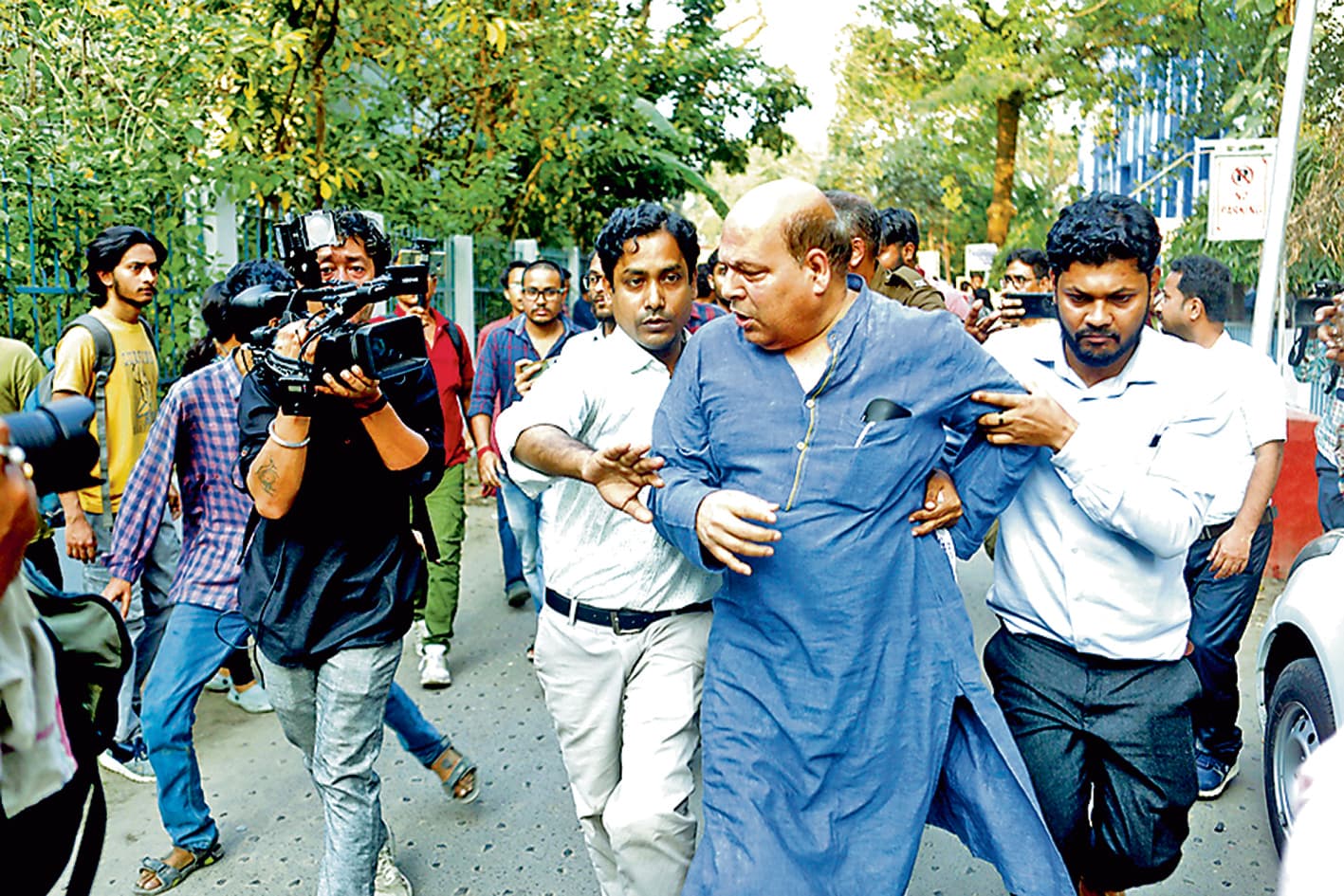 नॉर्थ बंगाल विवि के पूर्व वीसी पर भी हमले का आरोप