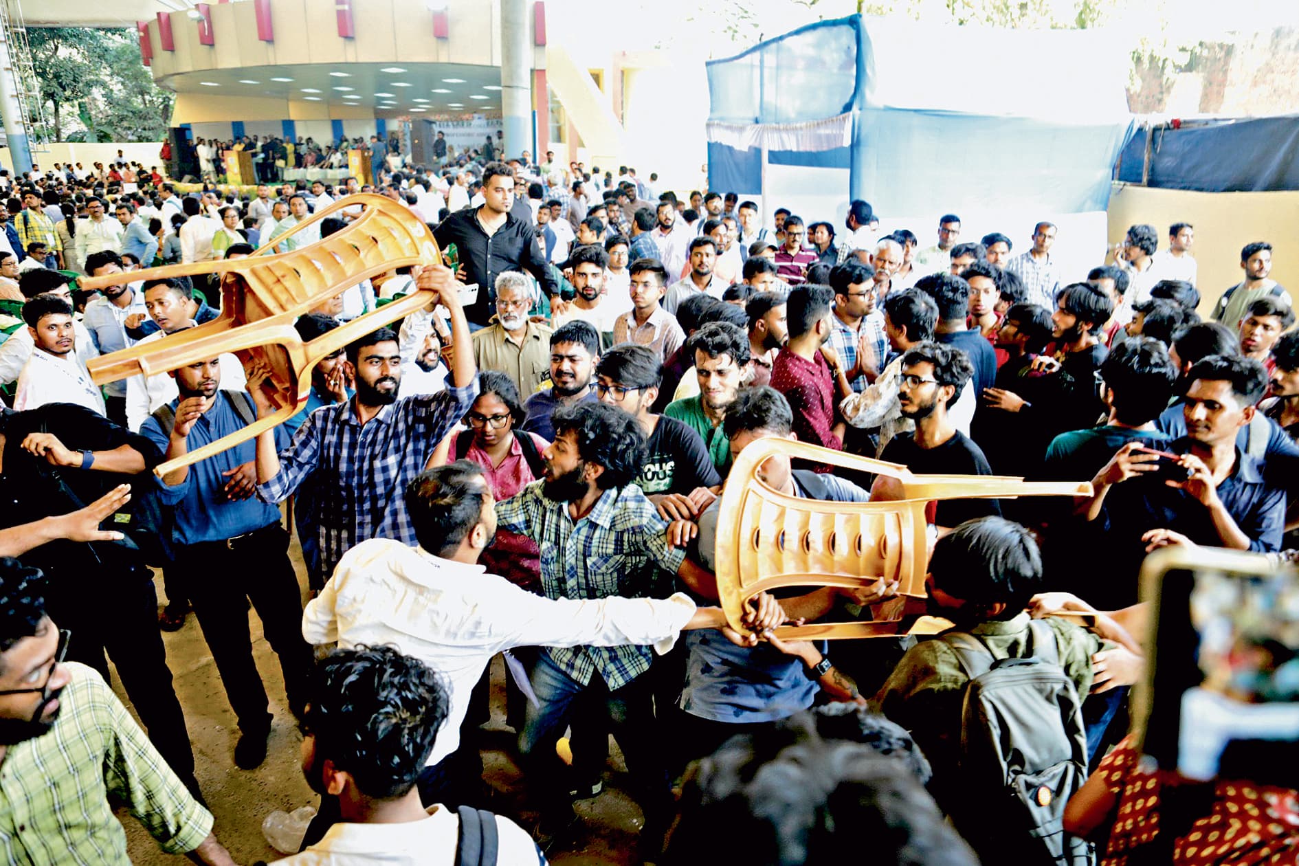 तृणमूल व एसएफआइ समर्थकों के बीच ढाल बनी पुलिस