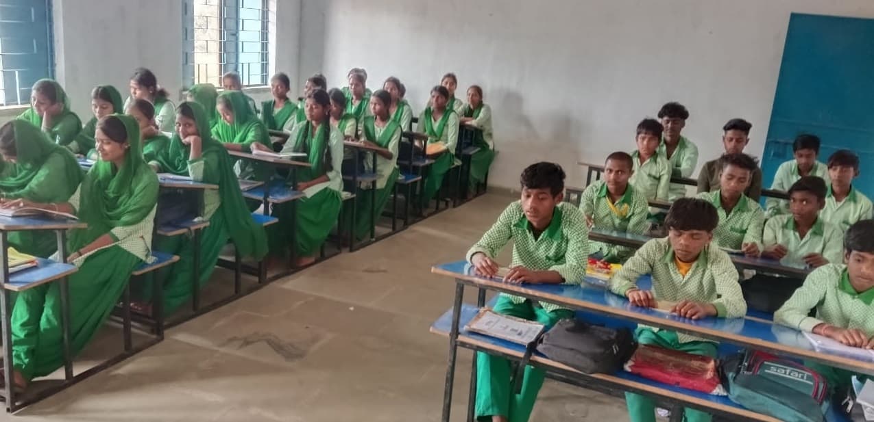 Bokaro News : उउवि, अराजू में छह विषय पढ़ाते हैं सिर्फ दो शिक्षक