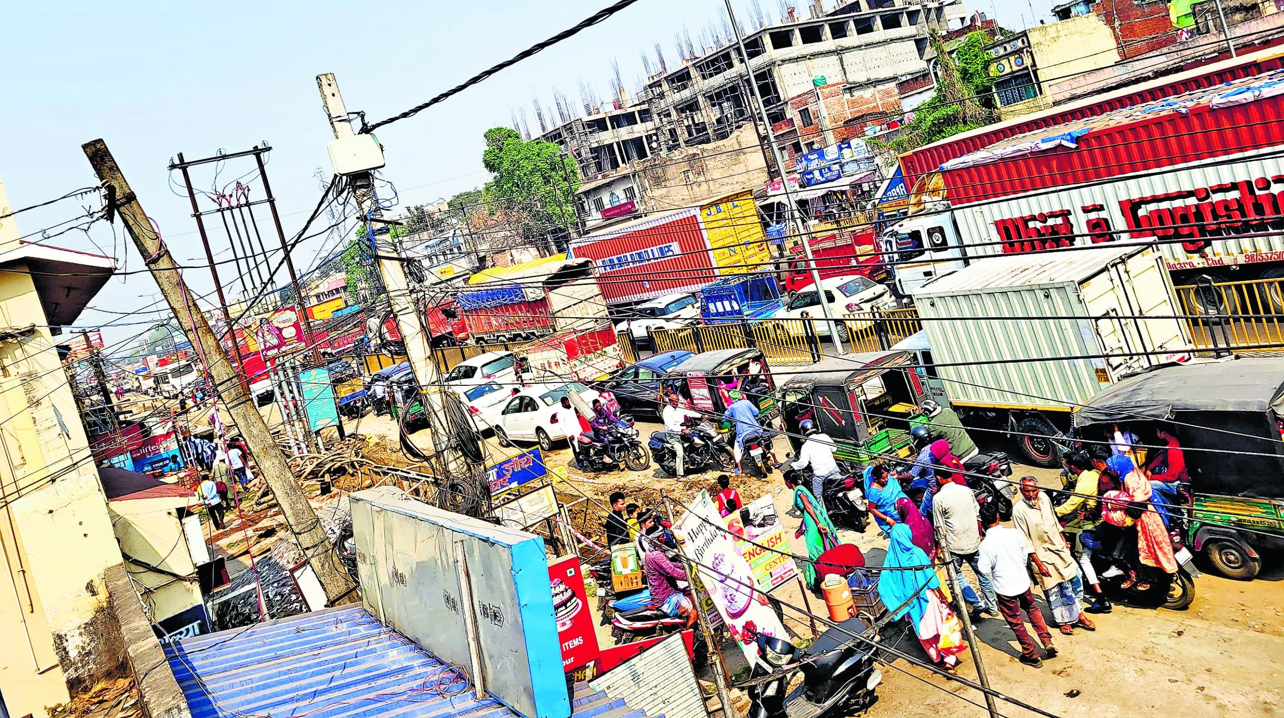 Dhanbad News : गोविंदपुर जीटी रोड में ट्रैफिक व्यवस्था ध्वस्त, महाजाम से लोग परेशान