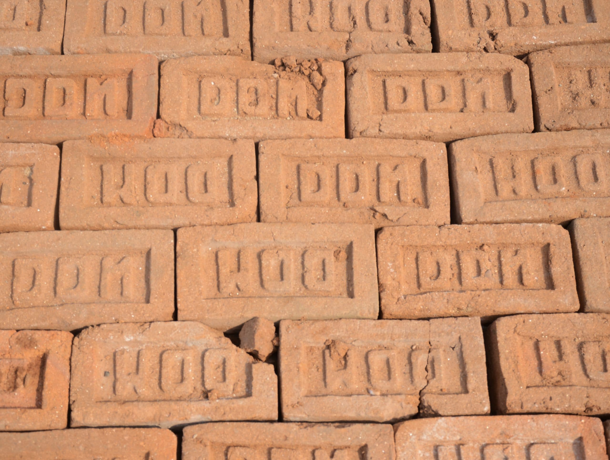 Dhanbad News : रेलवे के फुट ओवर ब्रिज की फ्लोरिंग और बाउंड्री में हो रहा बंगला भट्ठा की ईंट का उपयोग