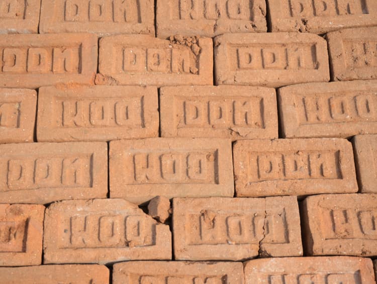 Dhanbad News : रेलवे के फुट ओवर ब्रिज की फ्लोरिंग और बाउंड्री में हो रहा बंगला भट्ठा की ईंट का उपयोग