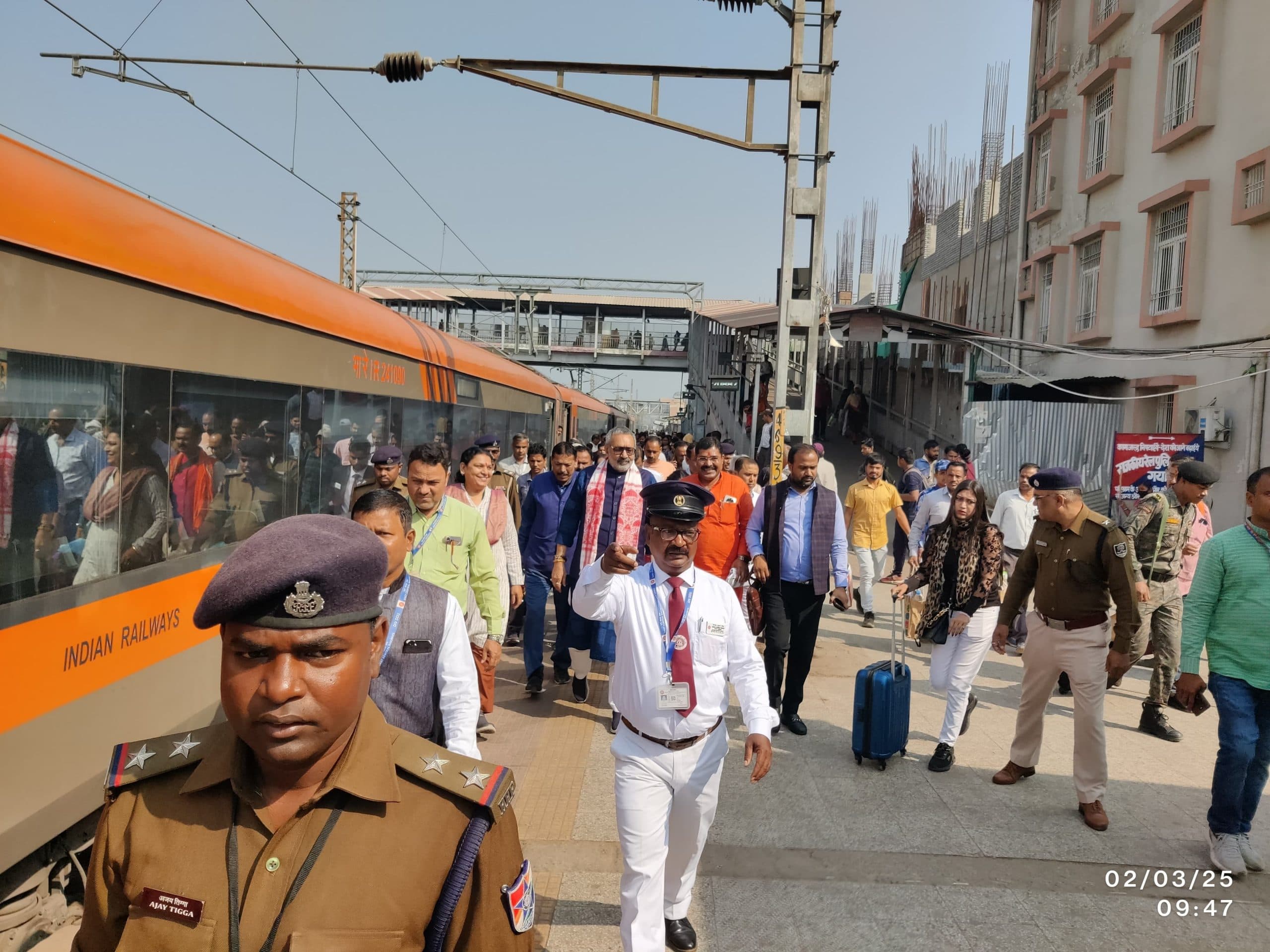 मंत्री गिरिराज सिंह का रेल अधिकारियों ने किया स्वागत