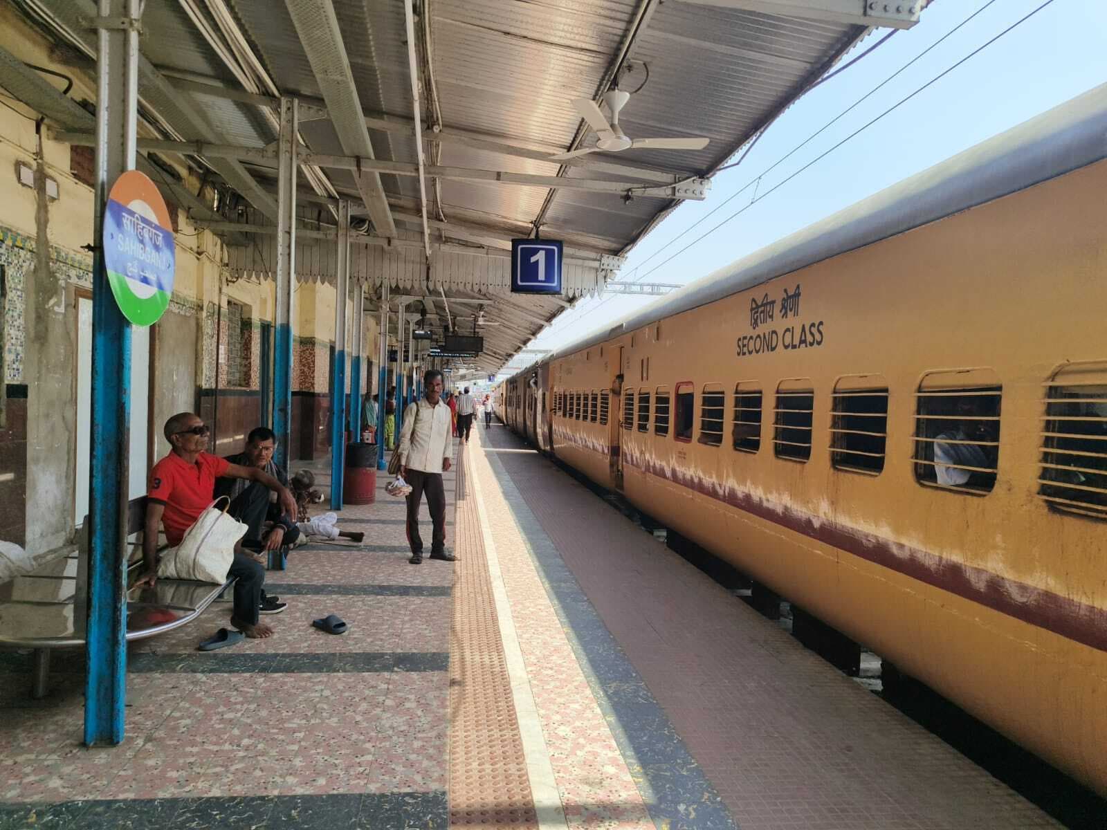 मेगा ब्लॉक व ट्रेनों के शॉर्ट टर्मिनेशन का असर, रेलयात्री रहे परेशान