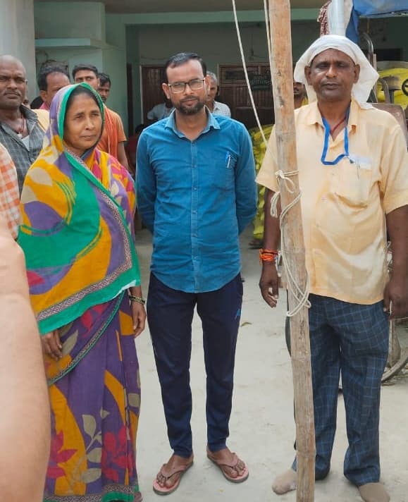 कोयली सिमरा पश्चिम में पैक्स अध्यक्ष ने किया यूरिया वितरण