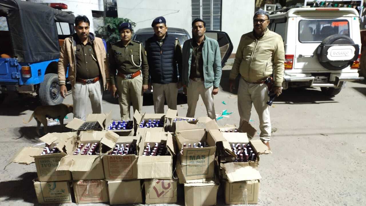 खिजरसराय बाजार में कार से 200 लीटर शराब जब्त