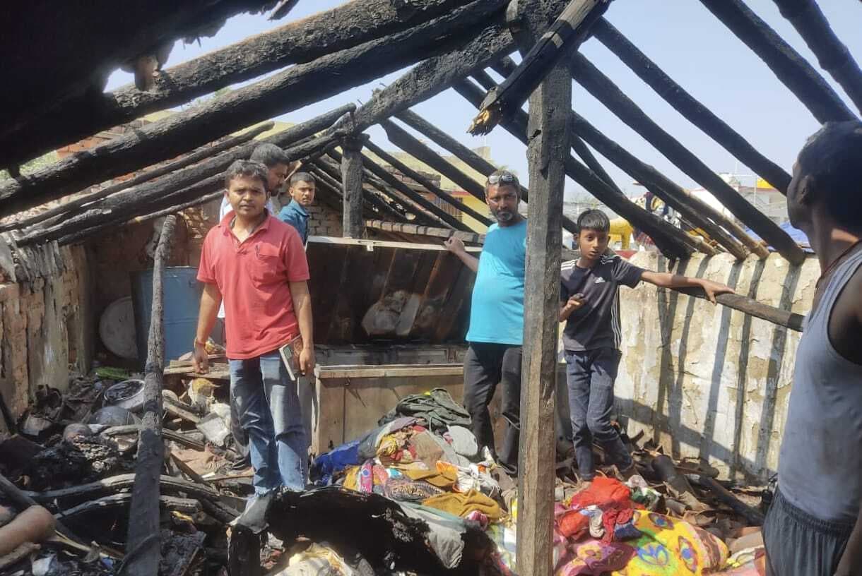 आग लगने से तीन घर जलकर राख, लाखों की संपत्ति के नुकसान होने का अनुमान