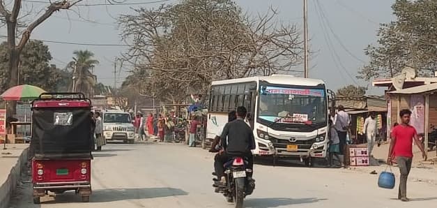 स्टैंड के अभाव में सड़क पर लग रहे यात्री वाहन,  रौटा बाजार में जाम का संकट