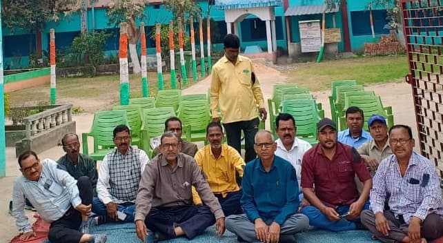 वित्त रहित कर्मियों ने लगाया काला बिल्ला