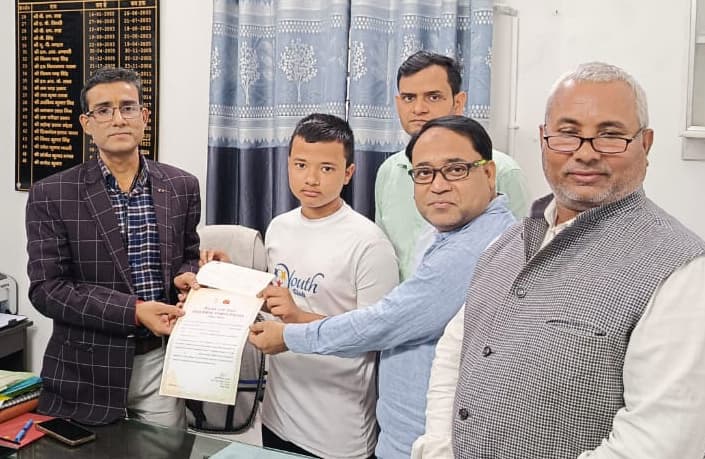 डाक अधीक्षक ने  प्रतिभागी यशस्वी कुमार को किया सम्मानित