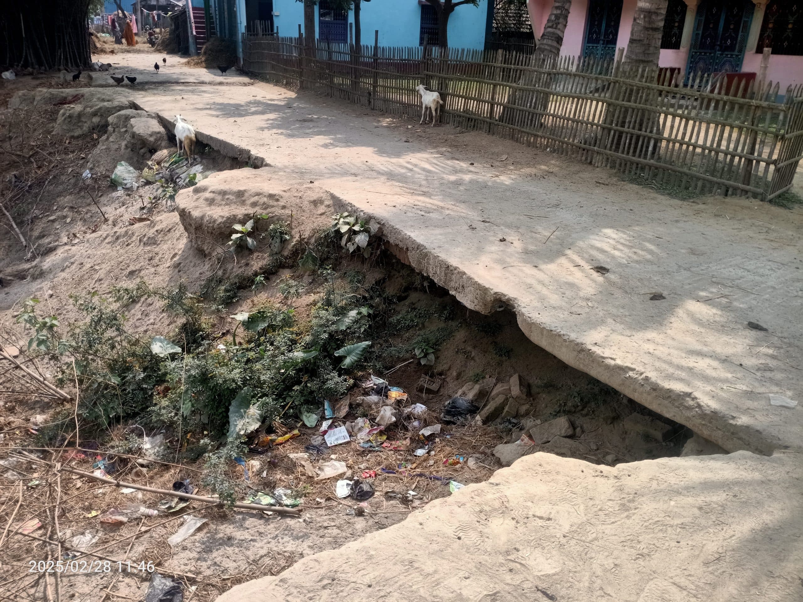 पीसीसी सड़क के नीचे से मिट्टी गायब, कभी भी ध्वस्त हो सकती है सड़क