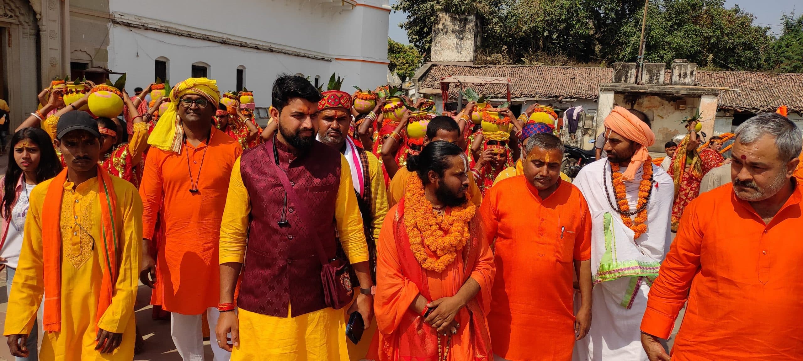 यज्ञ से आसपास का वातावरण व जनमानस भी पवित्र होते हैं