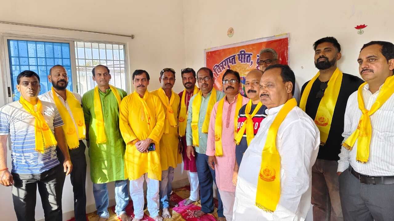 श्री चित्रगुप्त पीठ वृंदावन के सदस्यों ने एक-दूसरे को लगाया अबीर