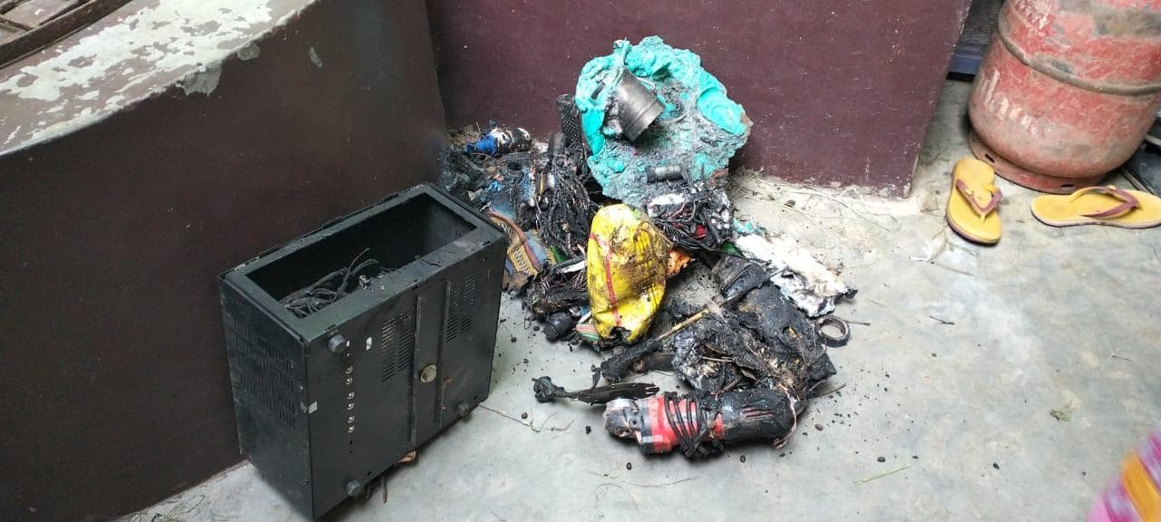 बिजली की छेड़छाड़ पड़ी भारी, शॉर्ट सर्किट ने जलाए एक दर्जन घरों के उपकरण
