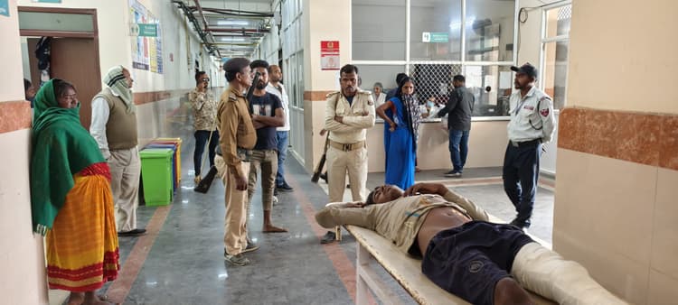 बाइक व कार की सिधी टक्कर में दो युवक गंभीर रूप से घायल