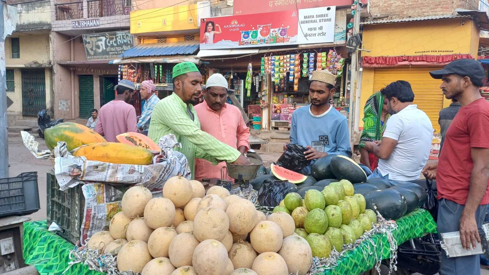 रमजान को लेकर बाजार हुआ गुलजार, ग्राहकों उमड़ रही भीड़
