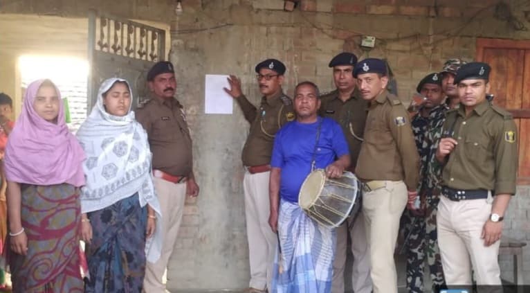 पुलिस ने फरार आरोपित के घर चस्पाया इश्तेहार