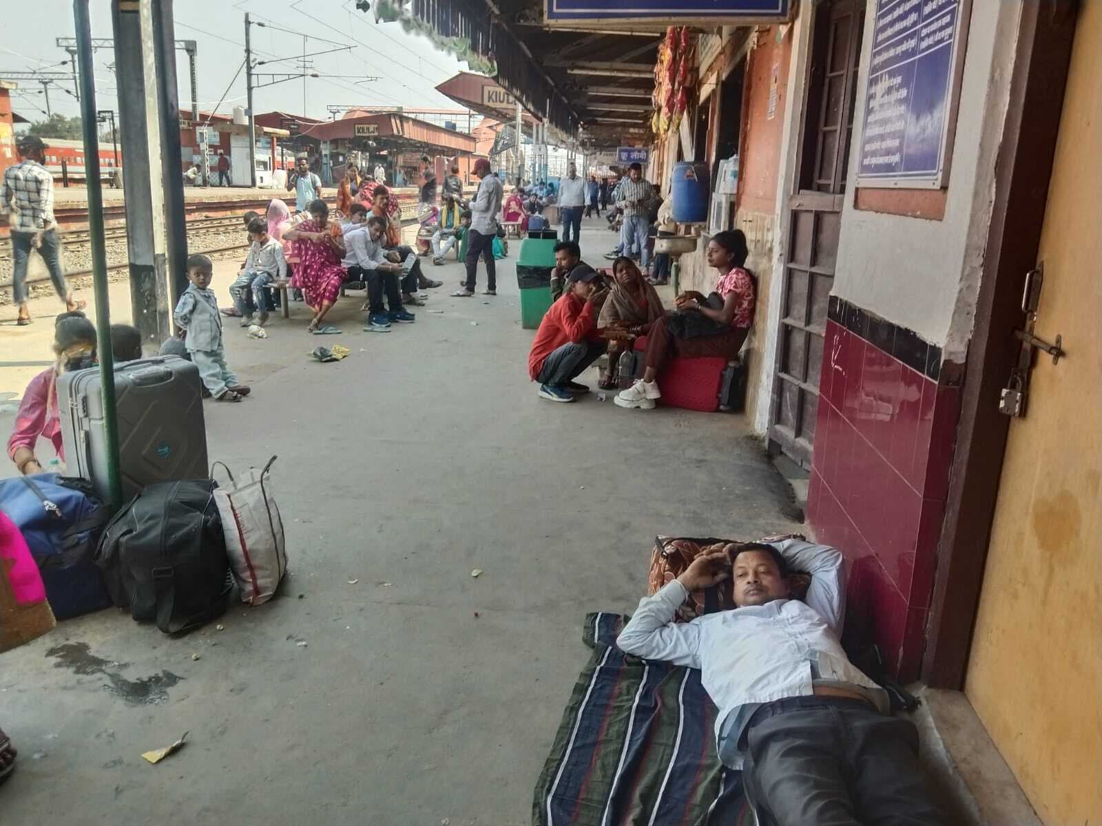 किऊल-जमालपुर एवं किऊल-जसीडीह रेलखंड पर मेगा ब्लॉक से यात्री हलकान