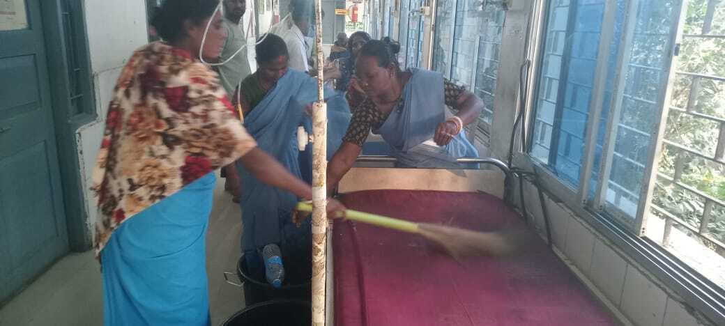 महिला मरीज के बेटे ने किया हंगामा, अस्पताल की खिड़की का तोड़ा शीश