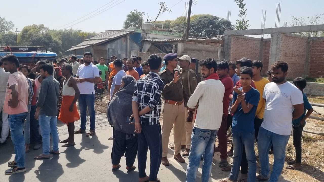 ई-रिक्शा की चपेट में आने से बच्ची की मौत, सड़क जाम