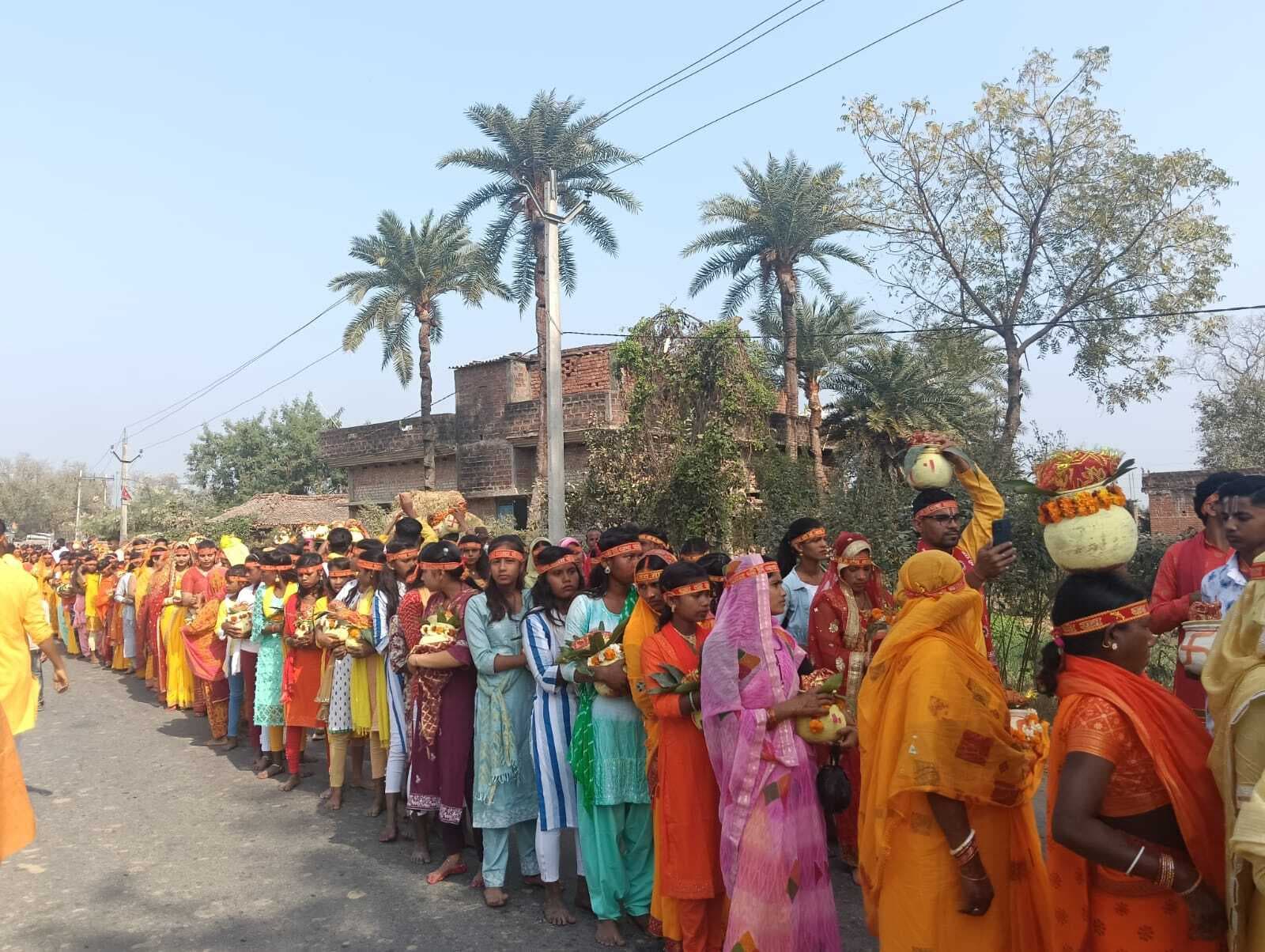 हाथी, घोड़े व रथ के साथ निकाली गयी कलशयात्रा