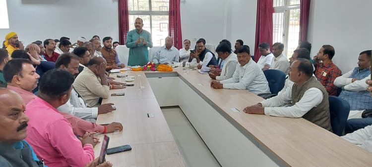 मुख्यमंत्री के विकास कार्यों को अपने-अपने क्षेत्र में घर-घर जाकर लोगों को बताएं, जिलाध्यक्ष