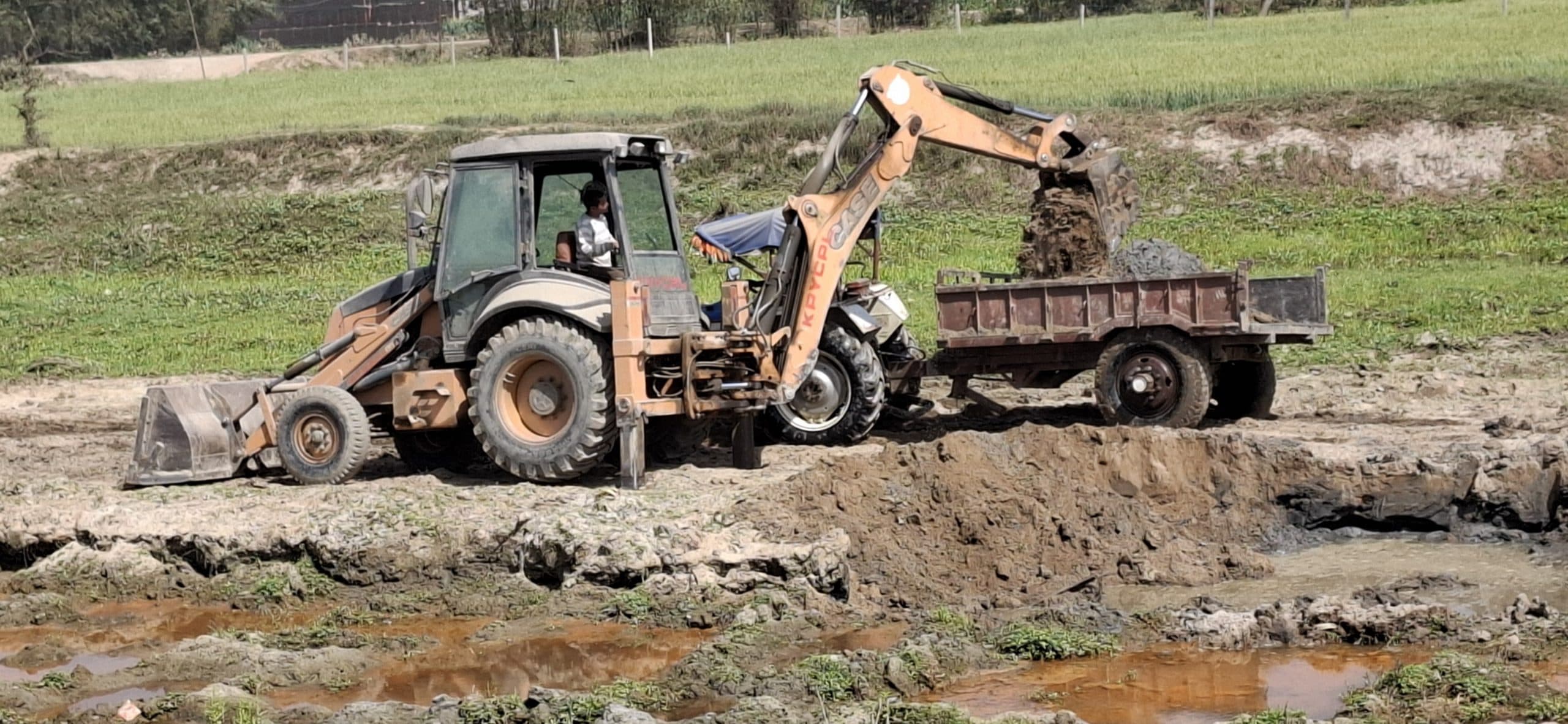 नदी में धड़ल्ले से हो रहा है अवैध खनन, अधिकारी बने हैं मूक दर्शक
