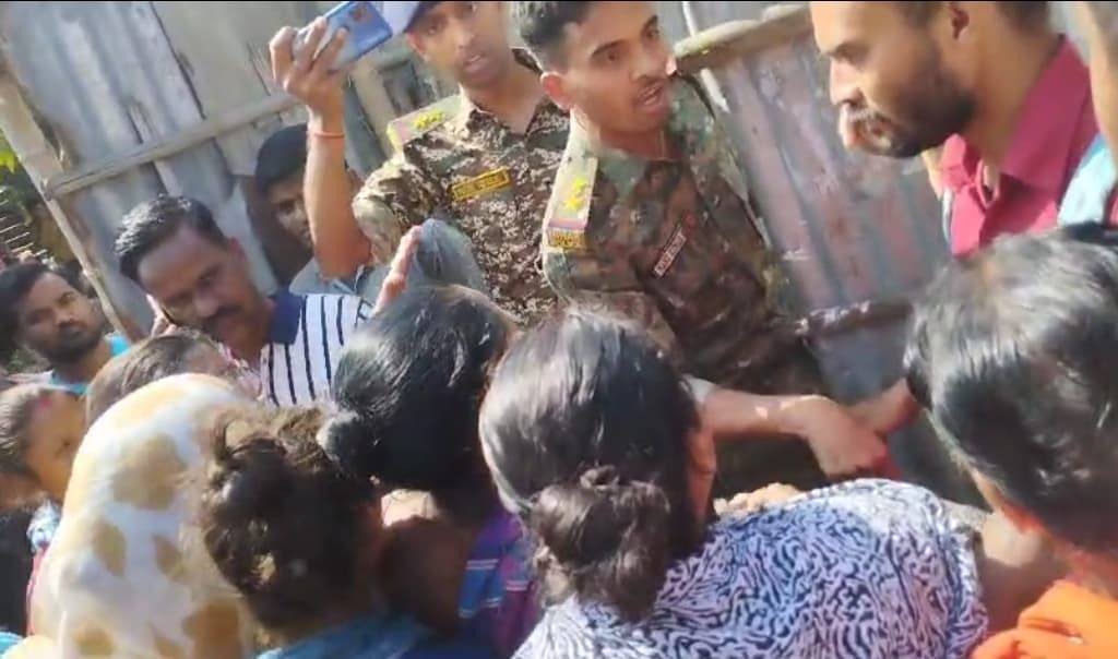 जुराबगंज में कुर्की जब्ती करने गयी पुलिस को विरोध का करना पड़ा सामना