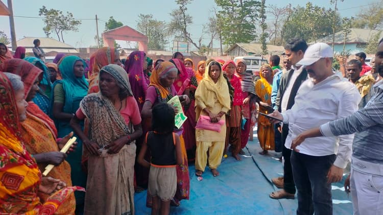 राजद ने महादलित बस्ती में किया लोगों से संवाद