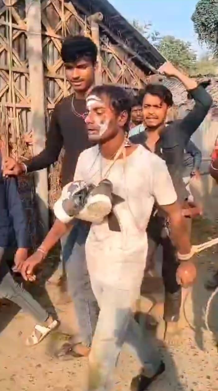चोरी के आरोप में युवक पकड़ाया, कालिख-चूना लगाकर घुमाया गांव