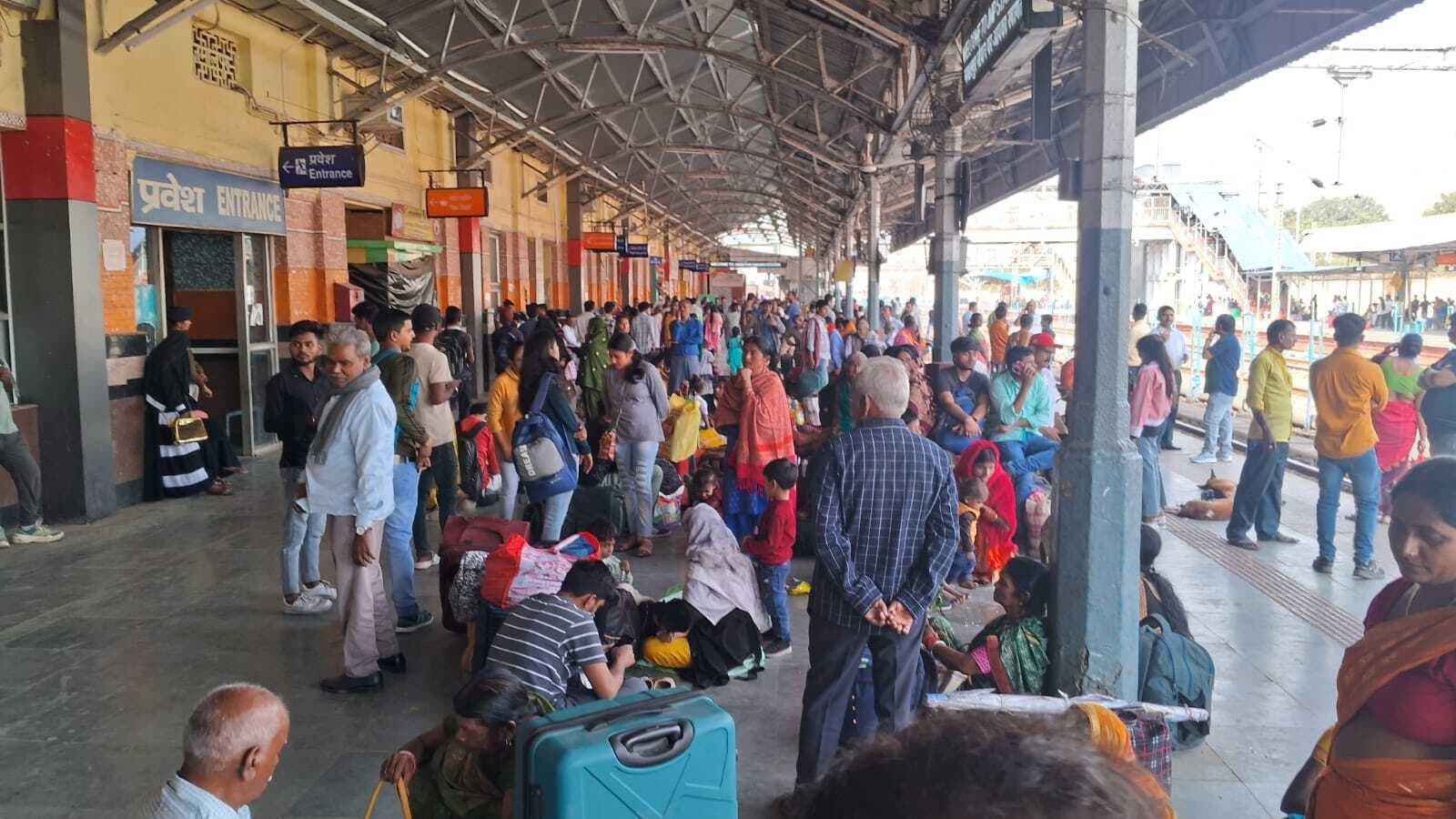 मेगा ब्लॉक के दौरान ट्रेन परिचालन प्रभावित होने से यात्री रहे परेशान