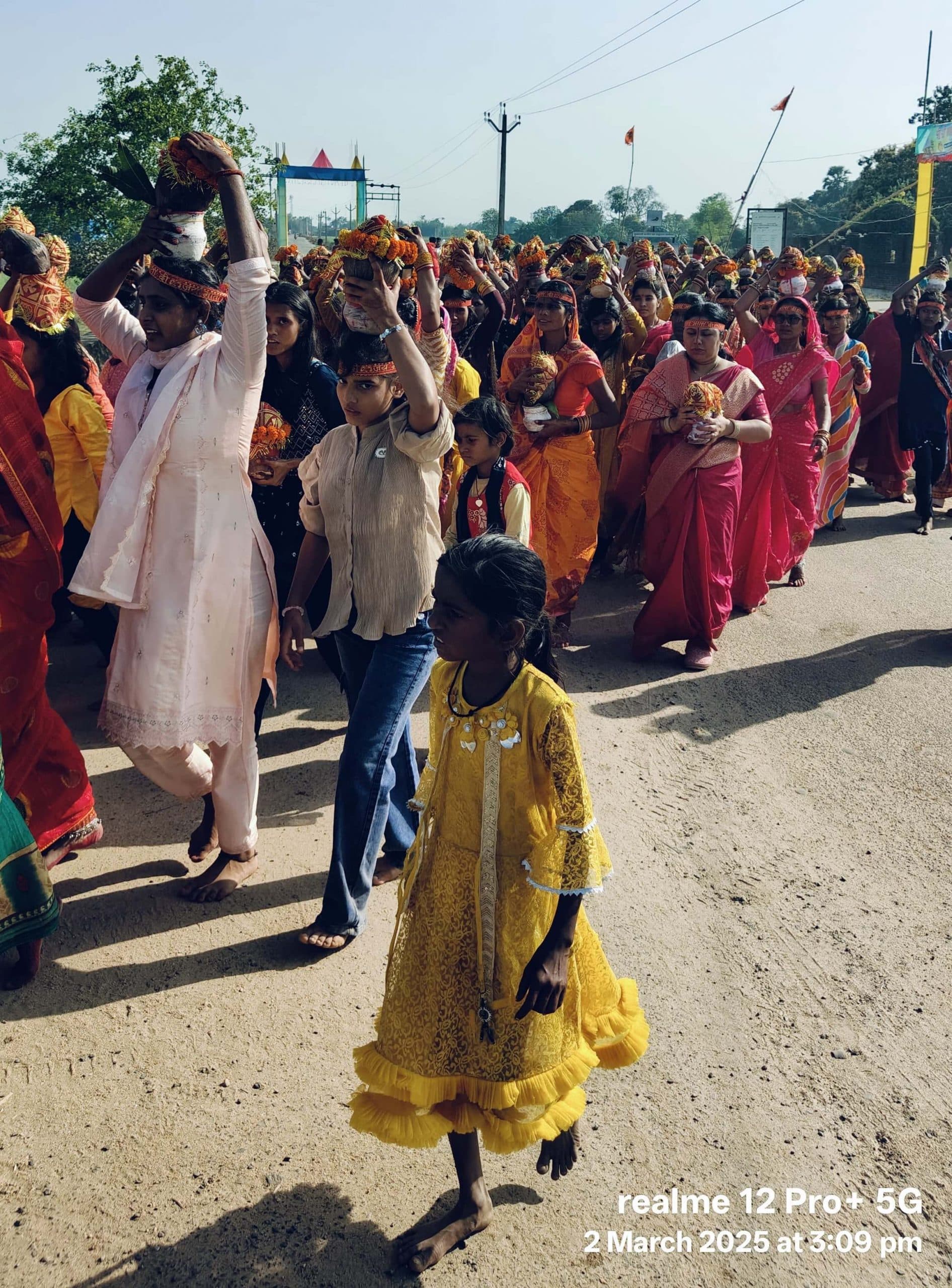 विष्णुपुर में हो रहे यज्ञ को लेकर निकाली गयी कलश शोभायात्रा