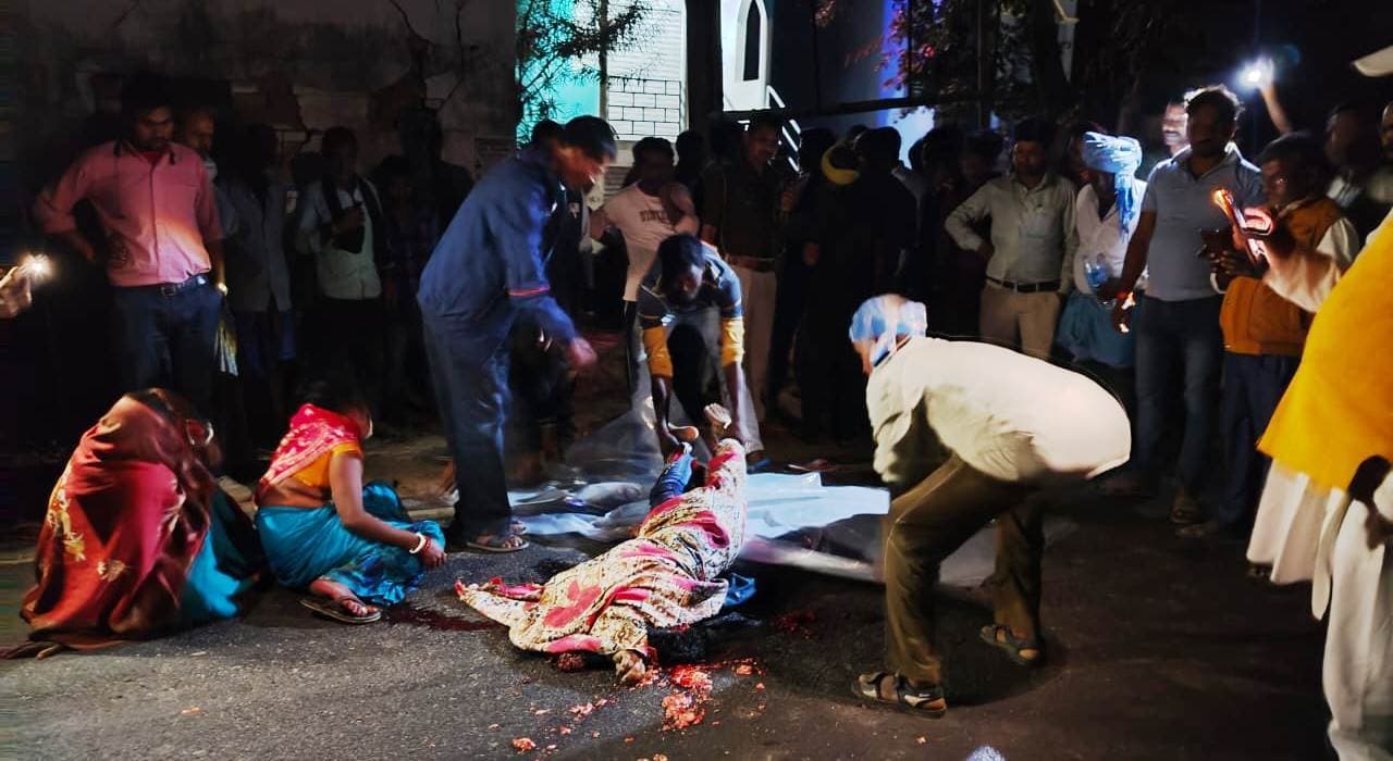 ट्रक ने बाइक सवार को रौंदा, मौत, गंगटा-संग्रामपुर मार्ग जाम