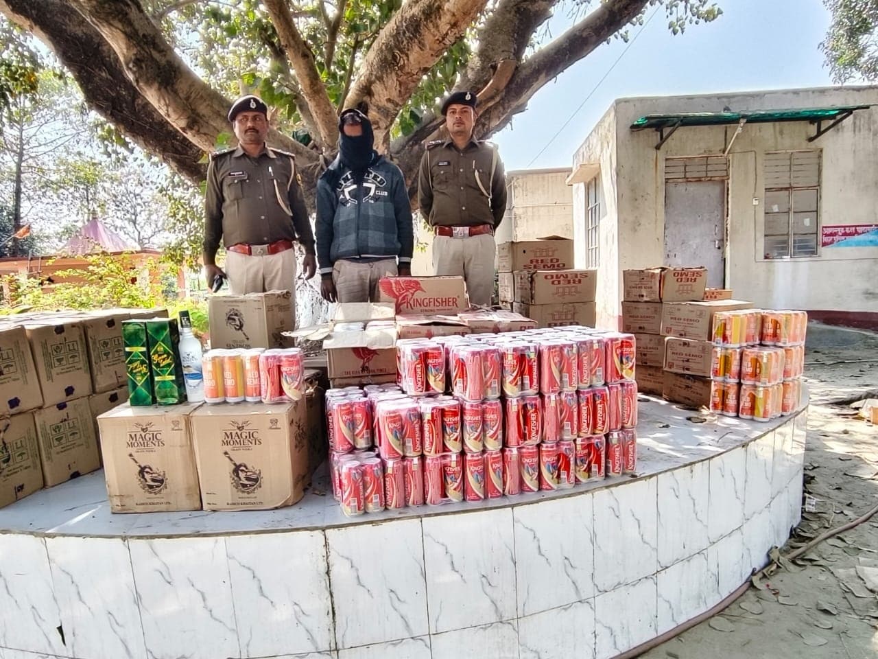 पिकअप से 1153 लीटर विदेशी जब्त, एक तस्कर गिरफ्तार